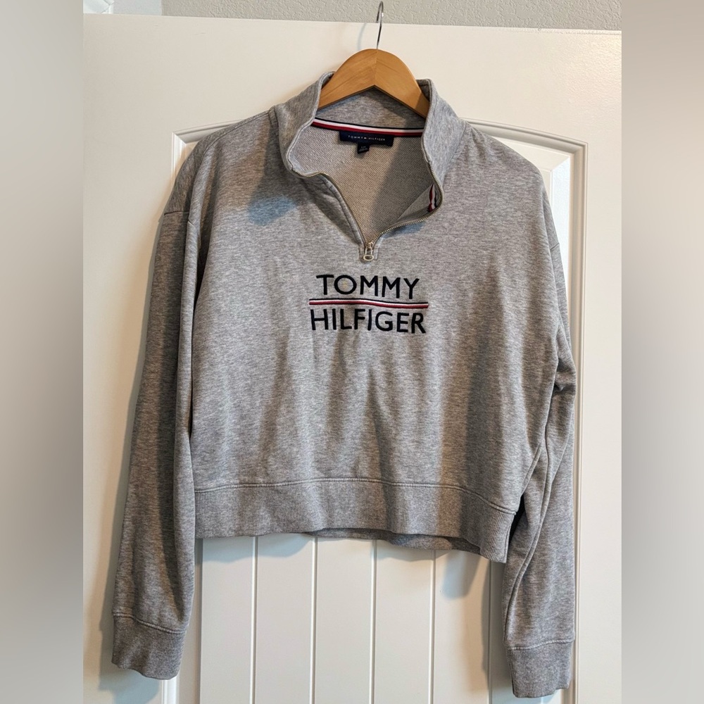 EUC Tommy Hilfiger Cropped Sweatshirt - Gray - Large